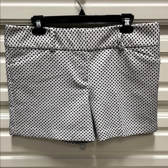 Ann Taylor Signature 4" Shorts Textured Stretch Sz 10 EUC Black White Dots - Picture 1 of 10